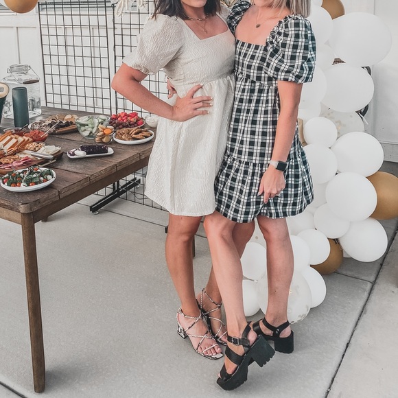 H&M puff sleeve plaid mini dress size small worn 1x divided brand tiered bottom - Picture 4 of 4